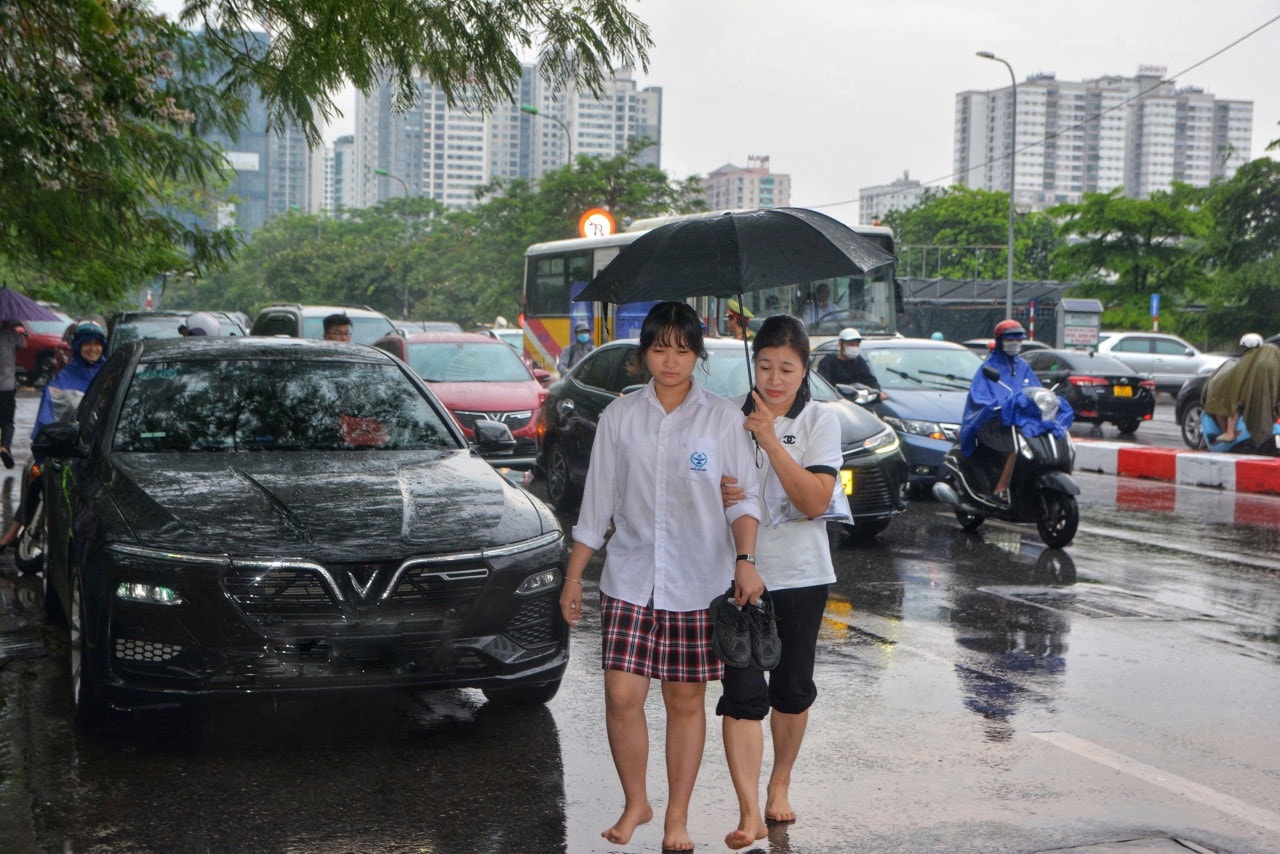 Thí sinh Hà Nội đến điểm thi trong cơn mưa tầm tã -0