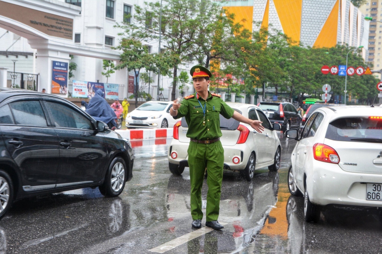 Thí sinh Hà Nội đến điểm thi trong cơn mưa tầm tã -0