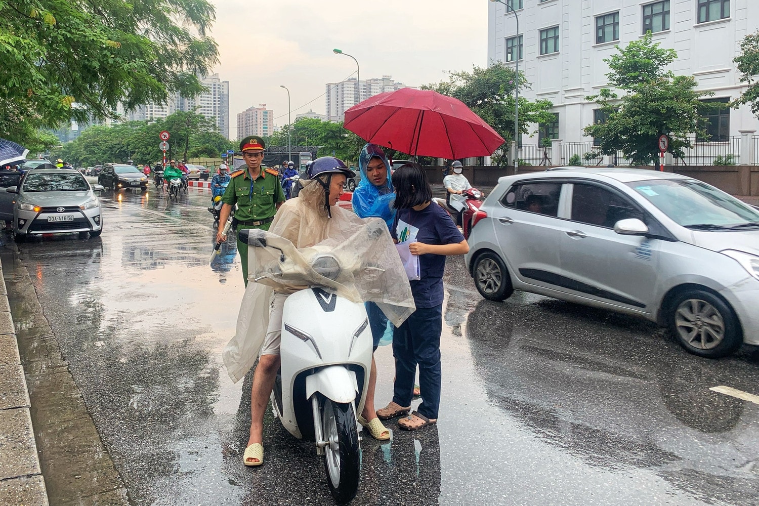Thí sinh Hà Nội đến điểm thi trong cơn mưa tầm tã -0