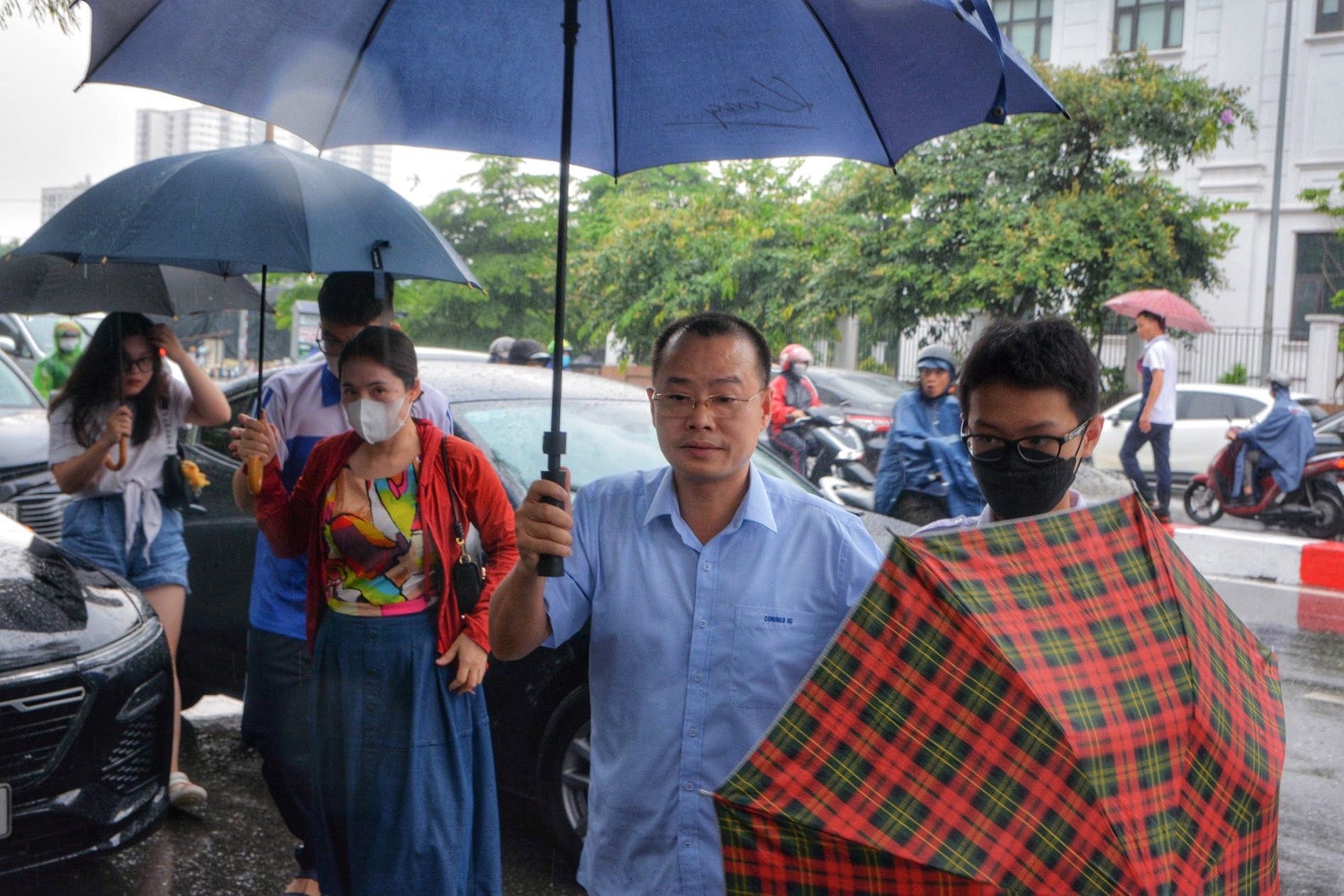 Thí sinh Hà Nội đến điểm thi trong cơn mưa tầm tã -0