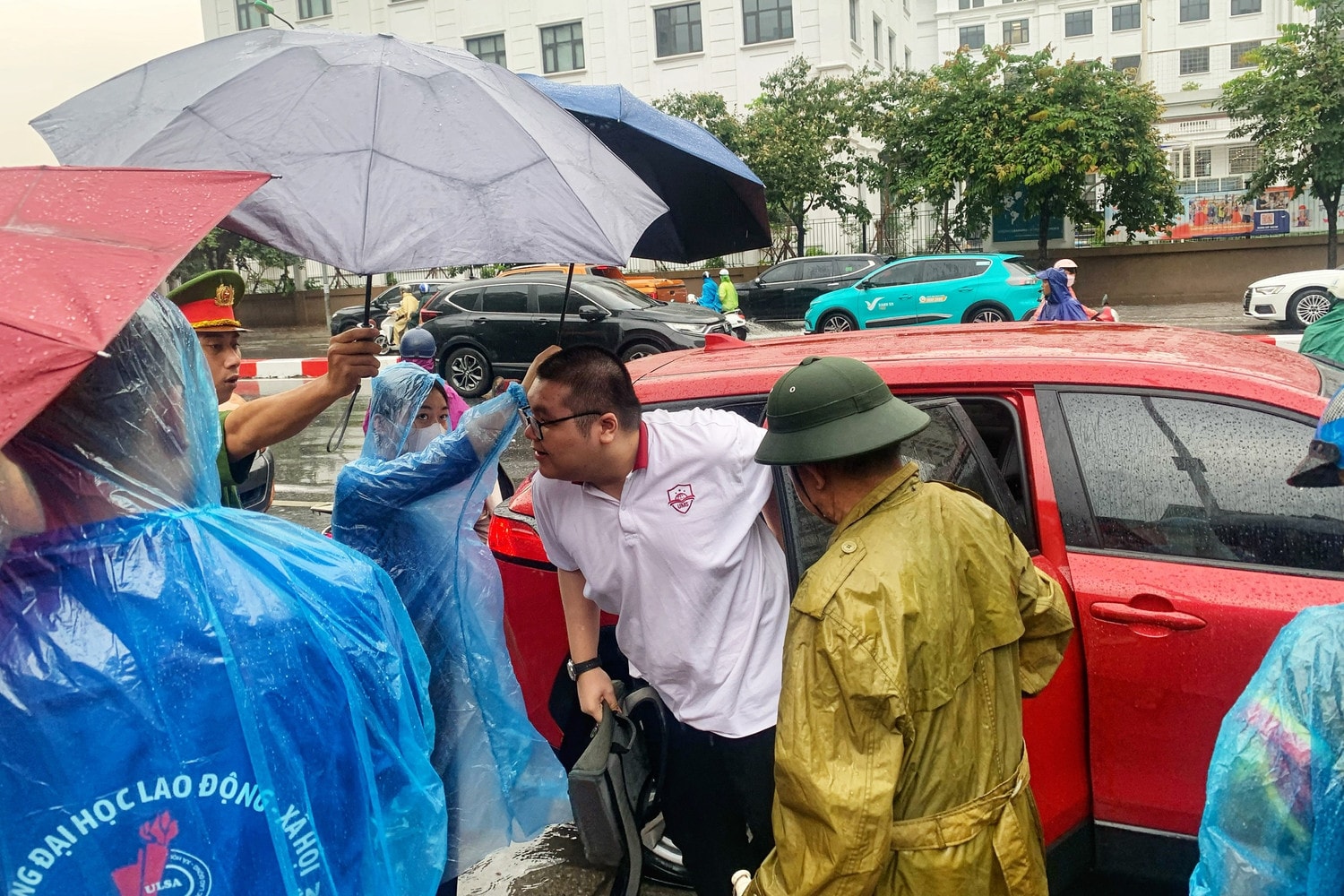 Thí sinh Hà Nội đến điểm thi trong cơn mưa tầm tã -0