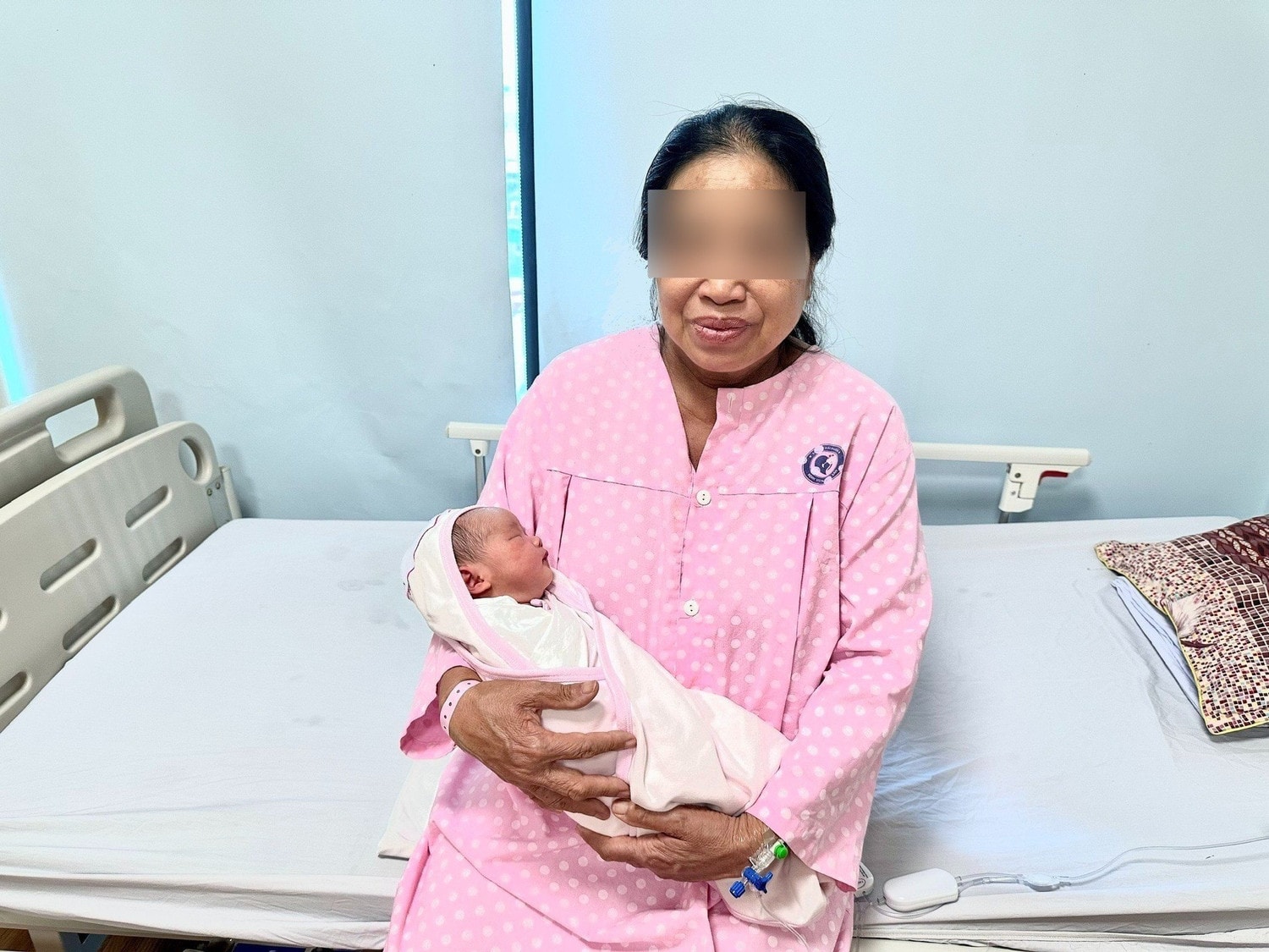 Người phụ nữ Hải Phòng sinh con ở tuổi 60 -0