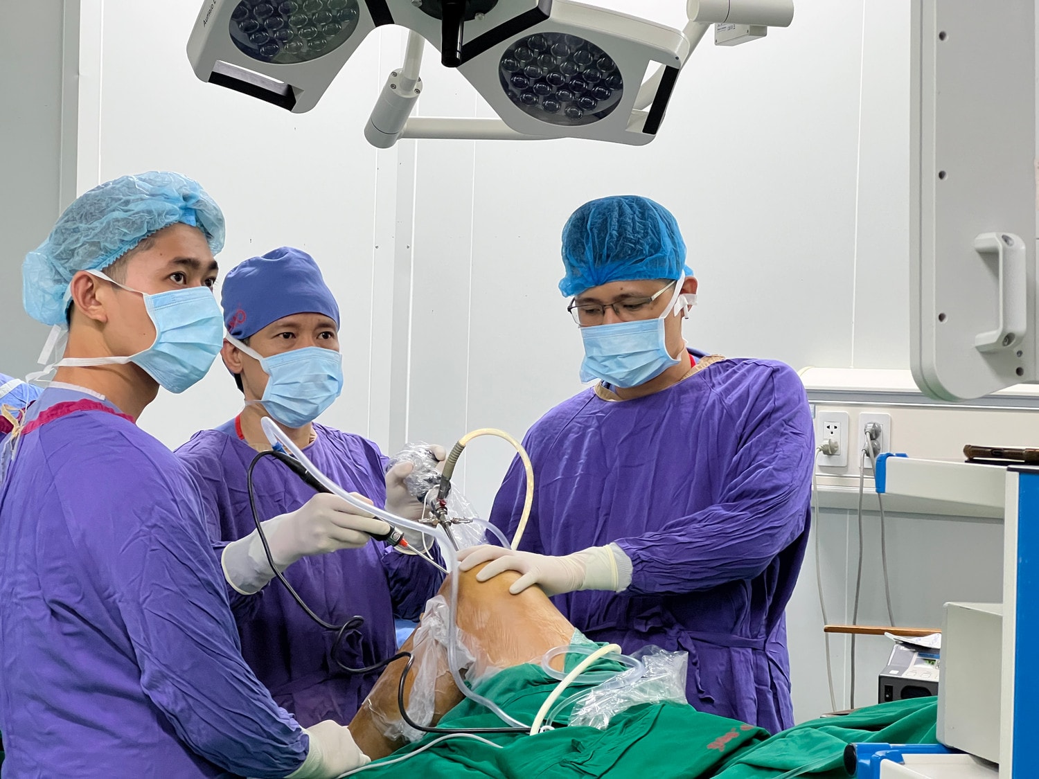 Bệnh nhân 17 tuổi bị đứt dây chằng chéo khớp gối do chơi thể thao ảnh 1 Hiếm gặp: Phẫu thuật nội soi tái tạo dây chằng chéo trước khớp gối hai bên cùng lúc cho thanh niên 17 tuổi -0