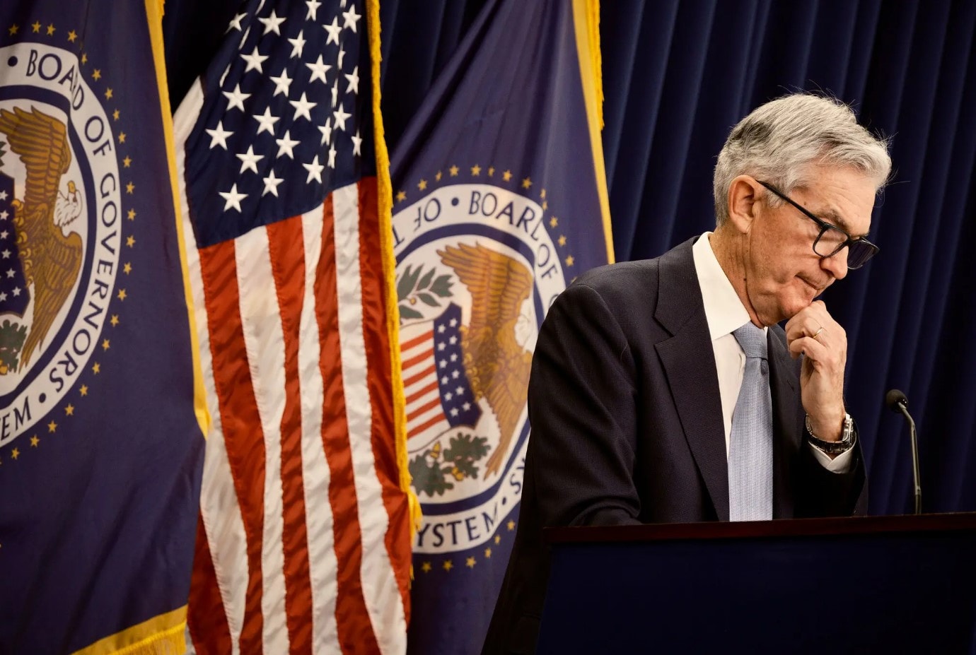 Chủ tịch Fed Jerome Powell đang nỗ lực cân bằng mục tiêu lạm phát và tăng trưởng. Ảnh: New York Times