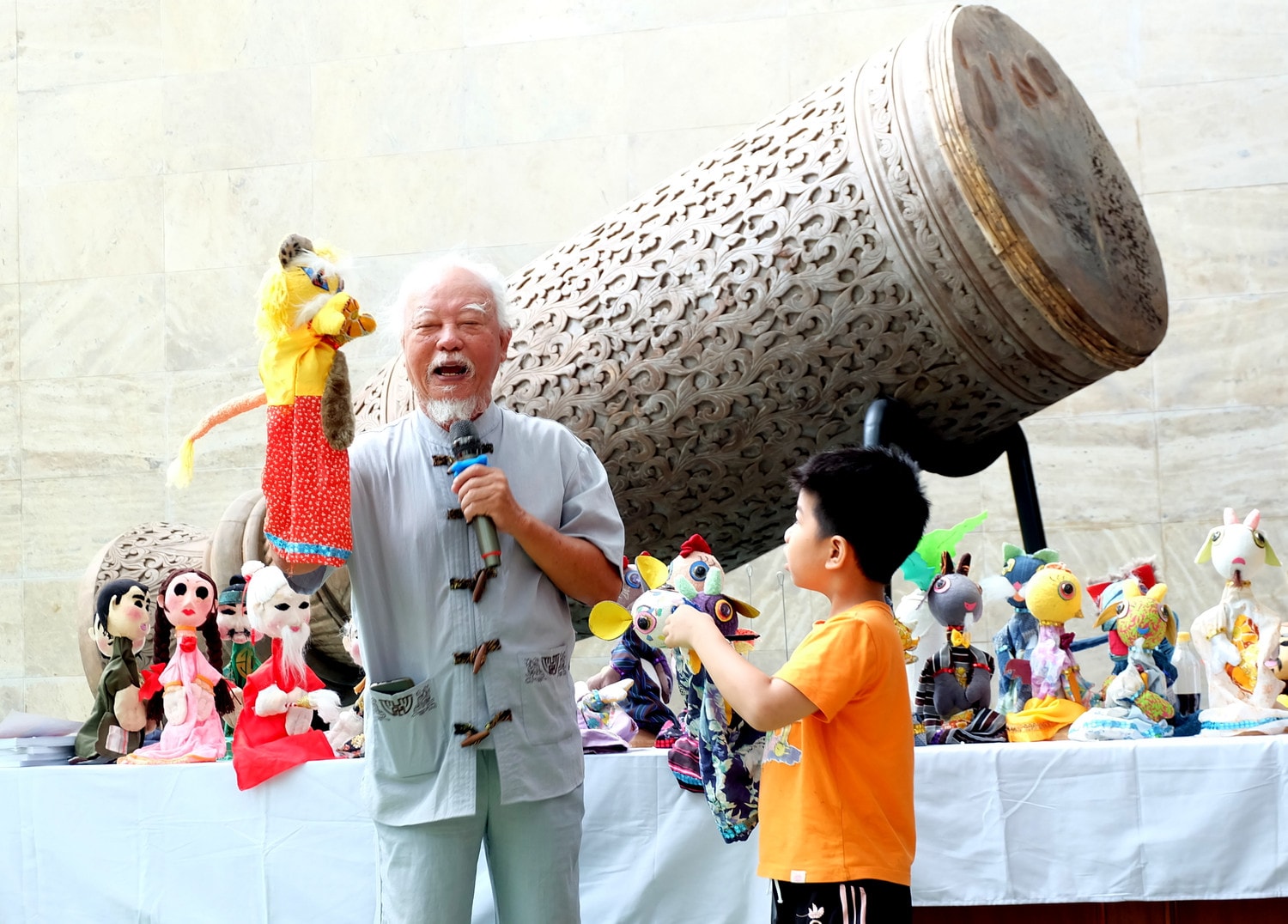 Nghệ sĩ Dương Văn Học giới thiệu "những người bạn rối" của mình. Ảnh: Th. Nguyên Nghệ sĩ Dương Văn Học giới thiệu