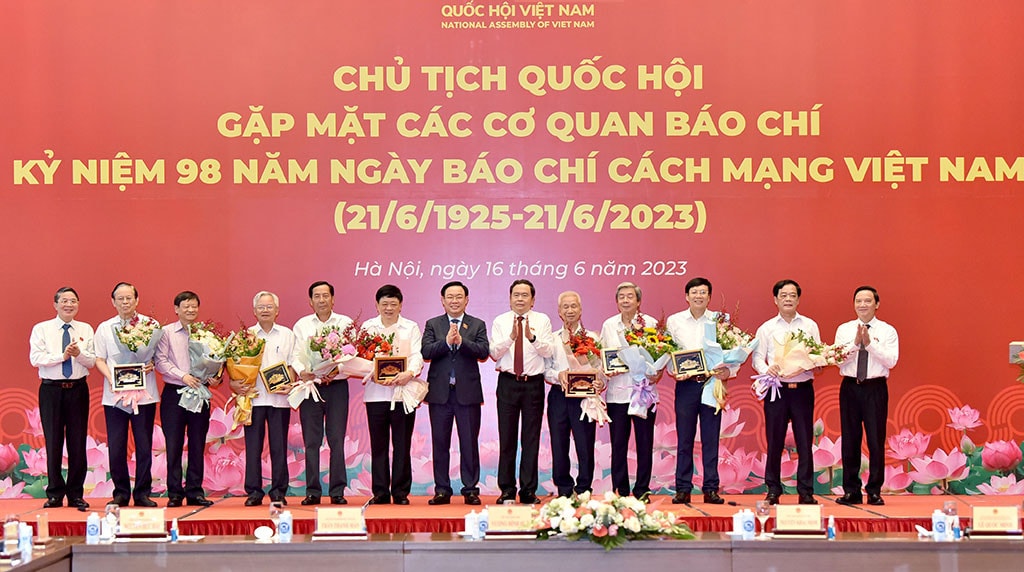 Giữ mãi ngọn lửa nhiệt huyết, không ngừng vươn lên ngang tầm là cầu nối giữa Đảng, Nhà nước với Nhân dân -0