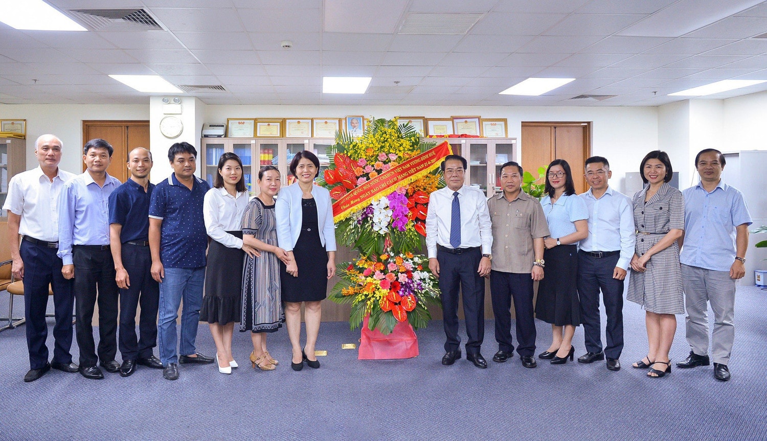 Trưởng Ban Dân nguyện Dương Thanh Bình thăm, chúc mừng các cơ quan báo chí -0
