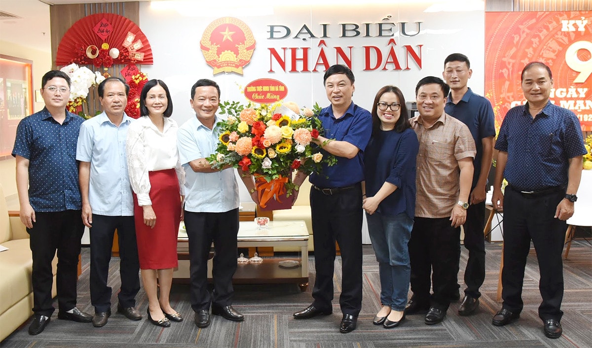 Trưởng Ban Công tác đại biểu Nguyễn Thị Thanh thăm, chúc mừng Báo Đại biểu Nhân dân -3