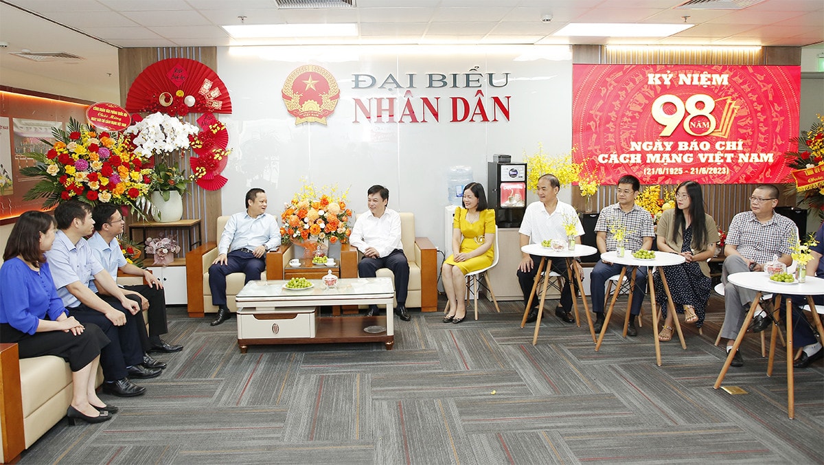 Phó Chủ nhiệm Văn phòng Quốc hội Vũ Minh Tuấn thăm, chúc mừng Báo Đại biểu Nhân dân -0