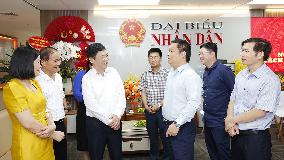 Phó Chủ nhiệm Văn phòng Quốc hội Vũ Minh Tuấn thăm, chúc mừng Báo Đại biểu Nhân dân -1
