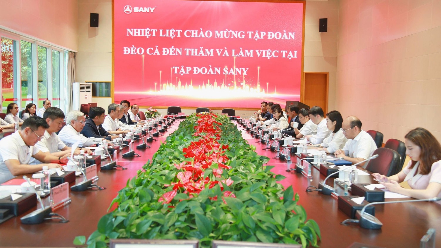 Vươn mình ra thế giới, nghĩ về “doanh nghiệp dân tộc” -0