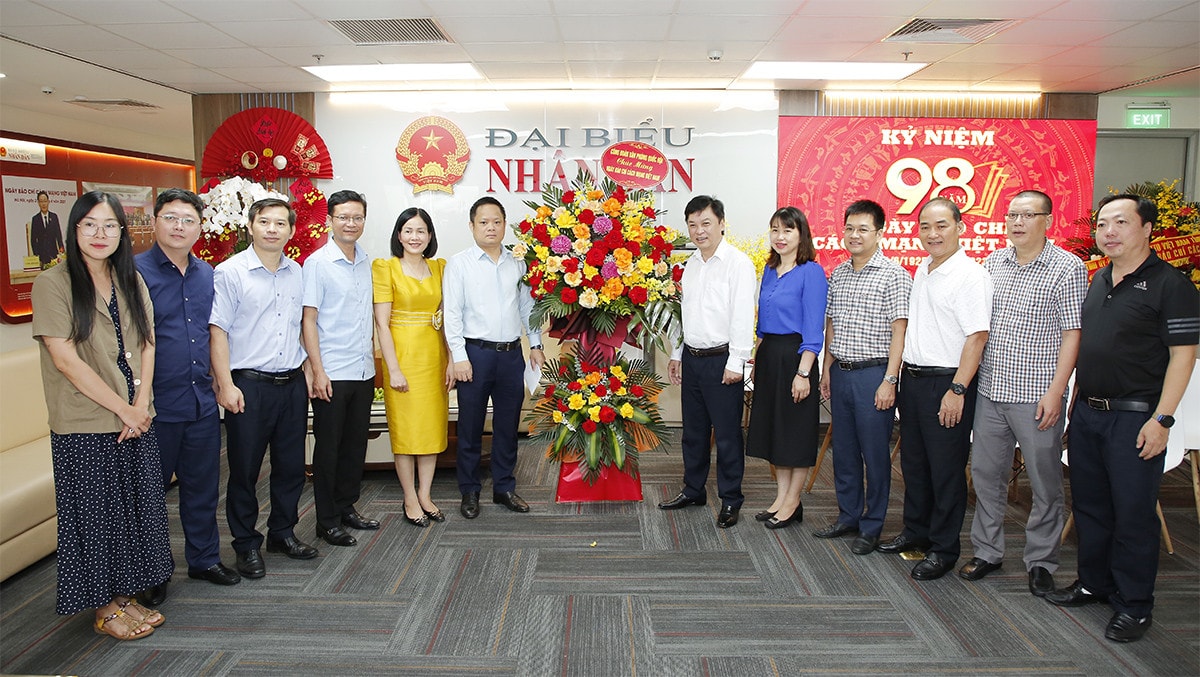 Phó Chủ nhiệm Văn phòng Quốc hội Vũ Minh Tuấn thăm, chúc mừng Báo Đại biểu Nhân dân -5