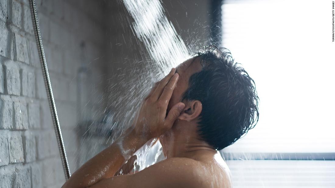 Tắm ngay sau khi đi nắng về để “giải nhiệt”, bác sĩ cảnh báo nguy cơ đột quỵ -0
