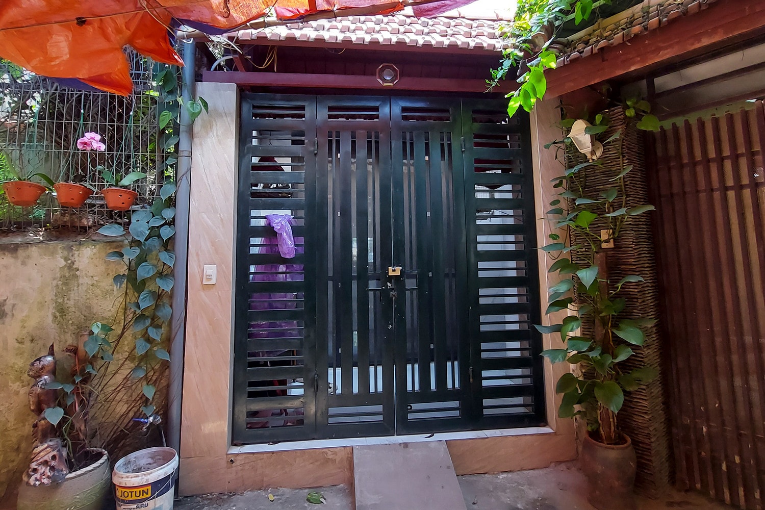 Sự thật đằng sau những ngôi nhà tiền tỷ, không sổ đỏ được rao bán trên mạng xã hội -0