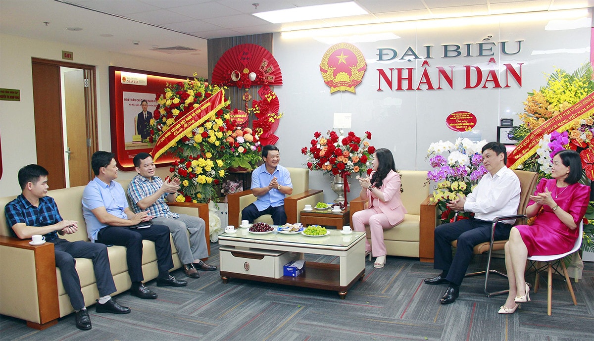 Bộ trưởng, Chủ nhiệm Ủy ban Dân tộc Hầu A Lềnh thăm và chúc mừng Báo Đại biểu Nhân dân -0