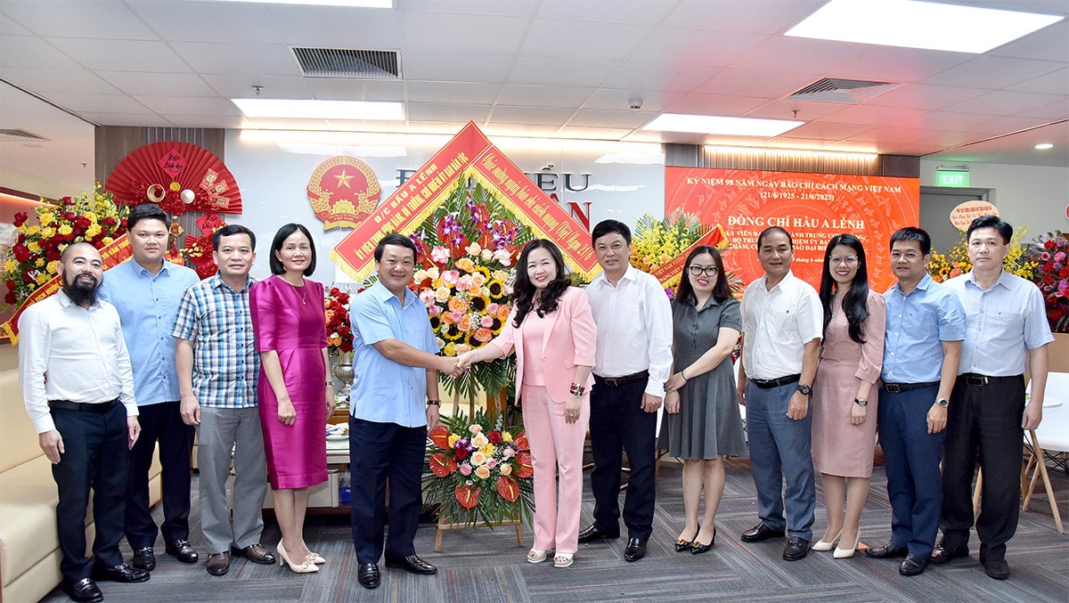 Bộ trưởng, Chủ nhiệm Ủy ban Dân tộc Hầu A Lềnh thăm và chúc mừng Báo Đại biểu Nhân dân -1