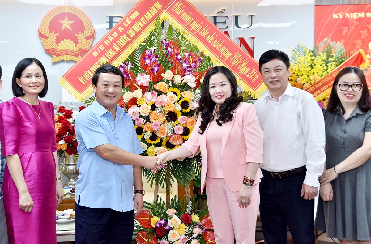 Bộ trưởng, Chủ nhiệm Ủy ban Dân tộc Hầu A Lềnh thăm và chúc mừng Báo Đại biểu Nhân dân -4