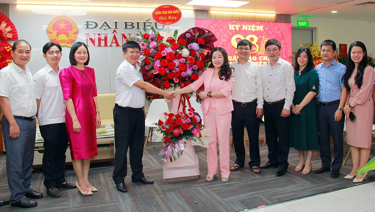 Lãnh đạo Đảng, Nhà nước, cơ quan của Quốc hội gửi lẵng hoa, chúc mừng Báo Đại biểu Nhân dân -0