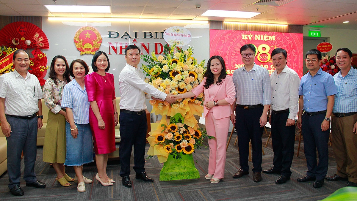 Lãnh đạo Đảng, Nhà nước, cơ quan của Quốc hội gửi lẵng hoa, chúc mừng Báo Đại biểu Nhân dân -0