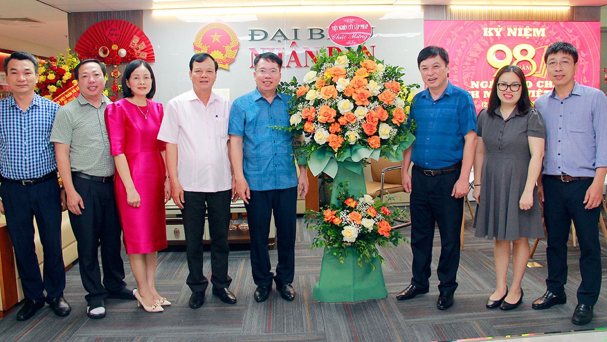 Lãnh đạo Đảng, Nhà nước, cơ quan của Quốc hội gửi lẵng hoa, chúc mừng Báo Đại biểu Nhân dân -0