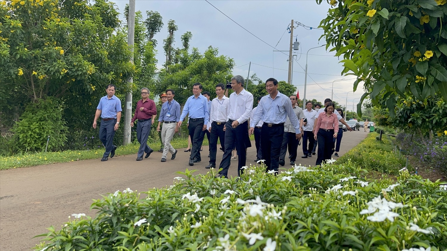 Bí thư Tỉnh ủy Đồng Nai Nguyễn Hồng Lĩnh cùng Đoàn công tác thăm, khảo sát khu dân cư kiểu mẫu ở xã Lâm San, huyện Cẩm Mỹ Ảnh: ITN