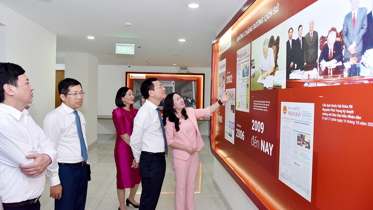 Bộ trưởng Bộ Thông tin và Truyền Thông Nguyễn Mạnh Hùng đến thăm báo Đại biểu Nhân dân. -1