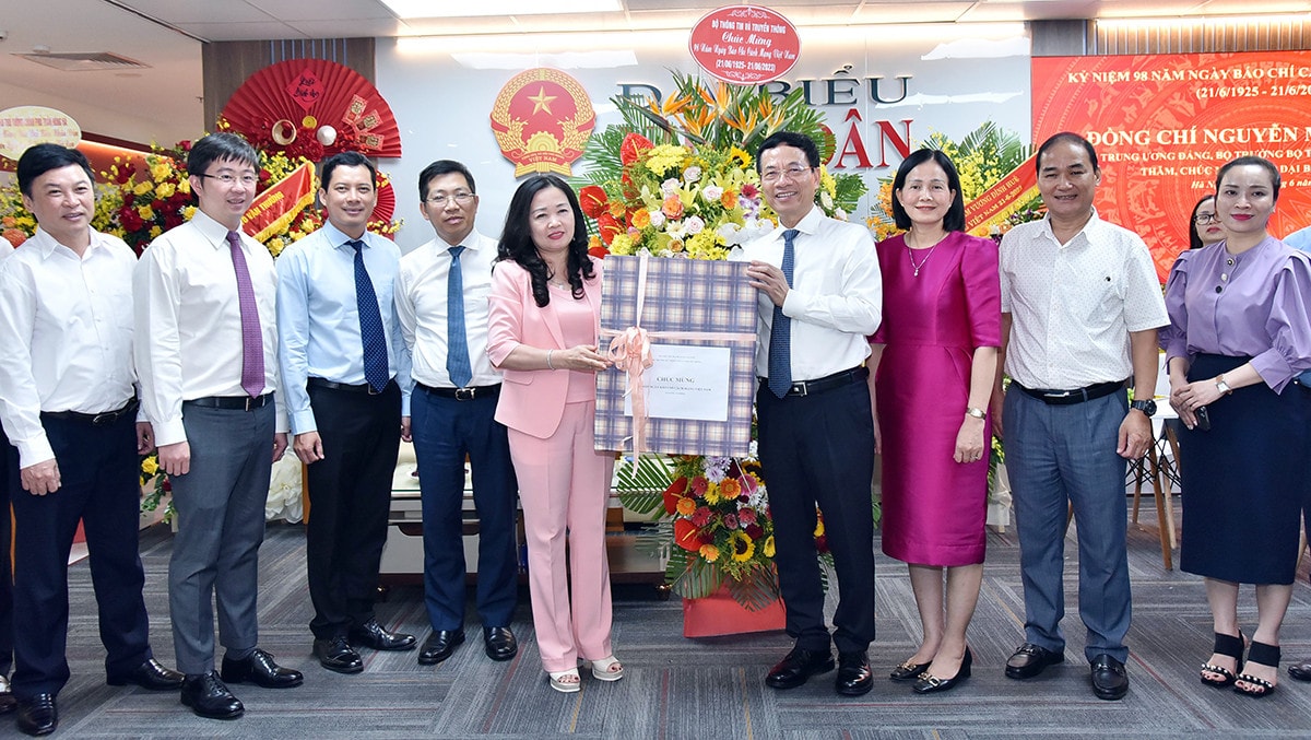 Bộ trưởng Bộ Thông tin và Truyền Thông Nguyễn Mạnh Hùng đến thăm báo Đại biểu Nhân dân. -4