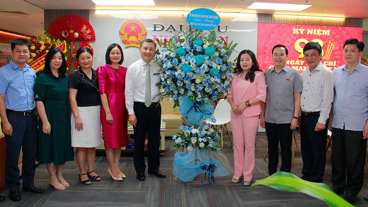 Lãnh đạo Đảng, Nhà nước, cơ quan của Quốc hội gửi lẵng hoa, chúc mừng Báo Đại biểu Nhân dân -1