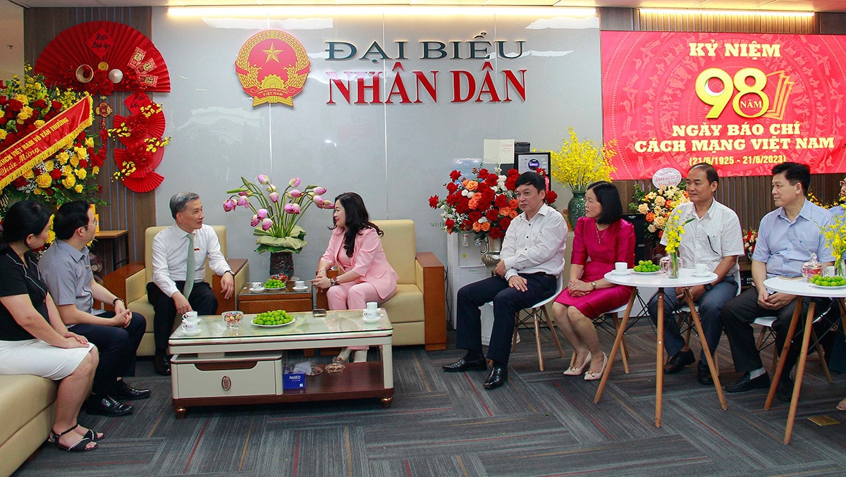 Lãnh đạo Đảng, Nhà nước, cơ quan của Quốc hội gửi lẵng hoa, chúc mừng Báo Đại biểu Nhân dân -0