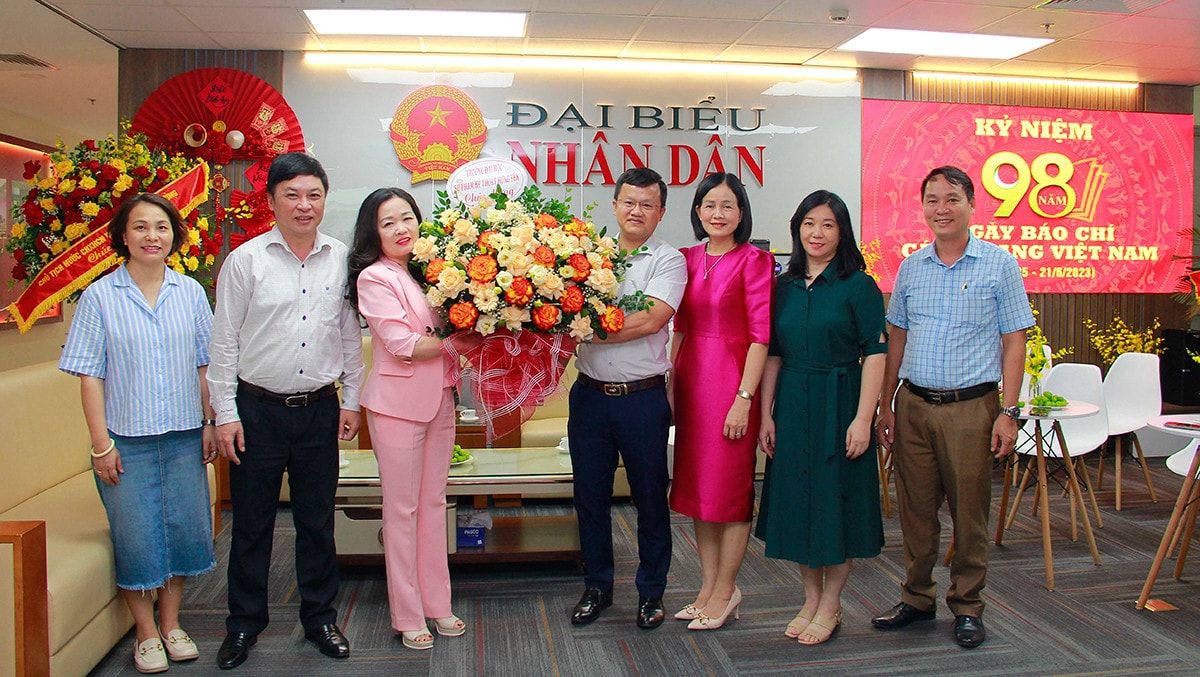 Lãnh đạo Đảng, Nhà nước, cơ quan của Quốc hội gửi lẵng hoa, chúc mừng Báo Đại biểu Nhân dân -0