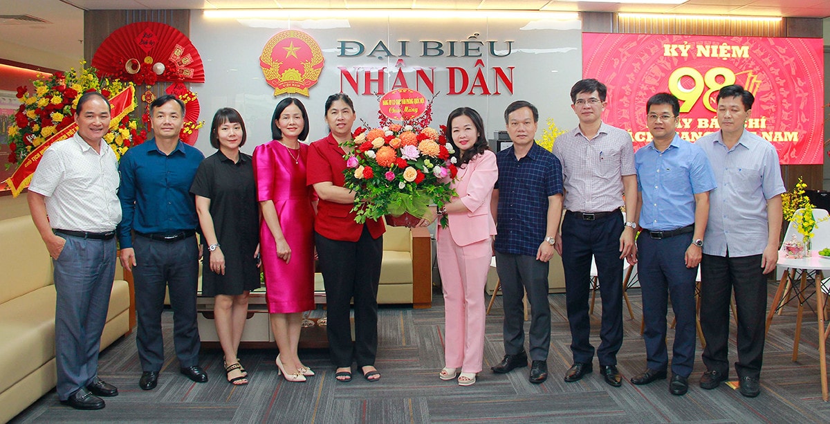 Lãnh đạo Đảng, Nhà nước, cơ quan của Quốc hội gửi lẵng hoa, chúc mừng Báo Đại biểu Nhân dân -0
