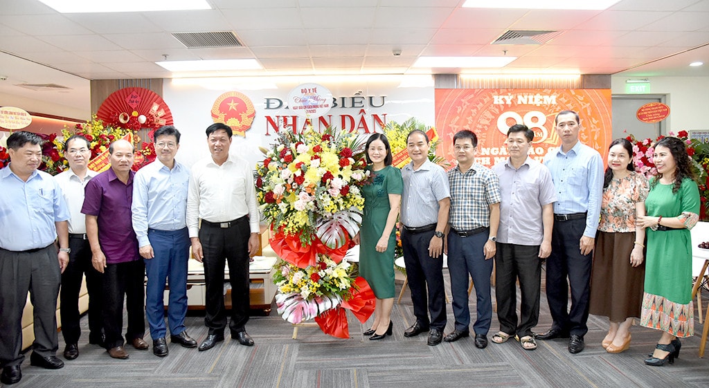 Lãnh đạo Bộ Khoa học và Công nghệ, Bộ Y tế thăm, chúc mừng Báo Đại biểu Nhân dân -0