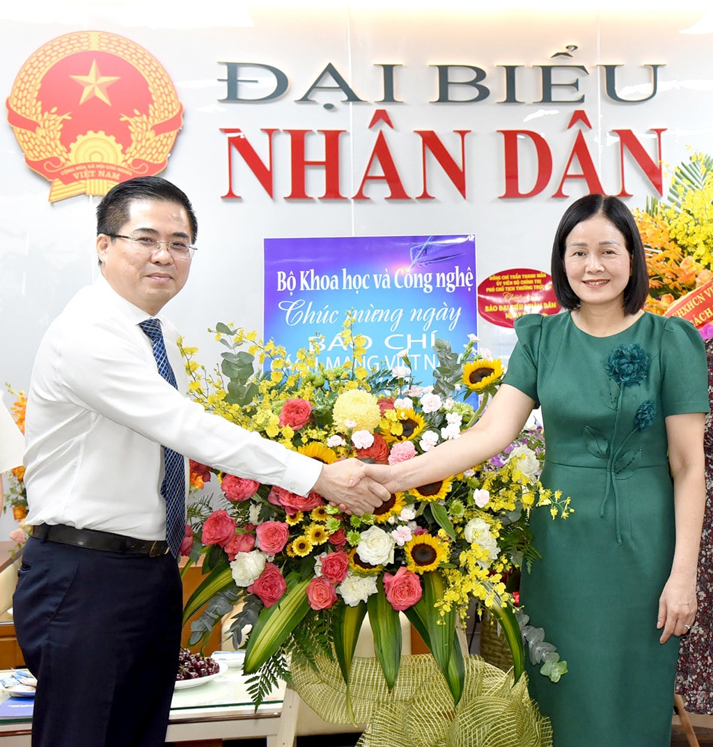 Lãnh đạo Bộ Khoa học và Công nghệ, Bộ Y tế thăm, chúc mừng Báo Đại biểu Nhân dân -0