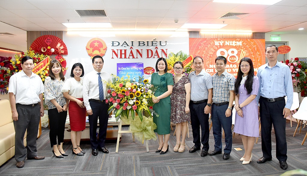 Lãnh đạo Bộ Khoa học và Công nghệ, Bộ Y tế thăm, chúc mừng Báo Đại biểu Nhân dân -0