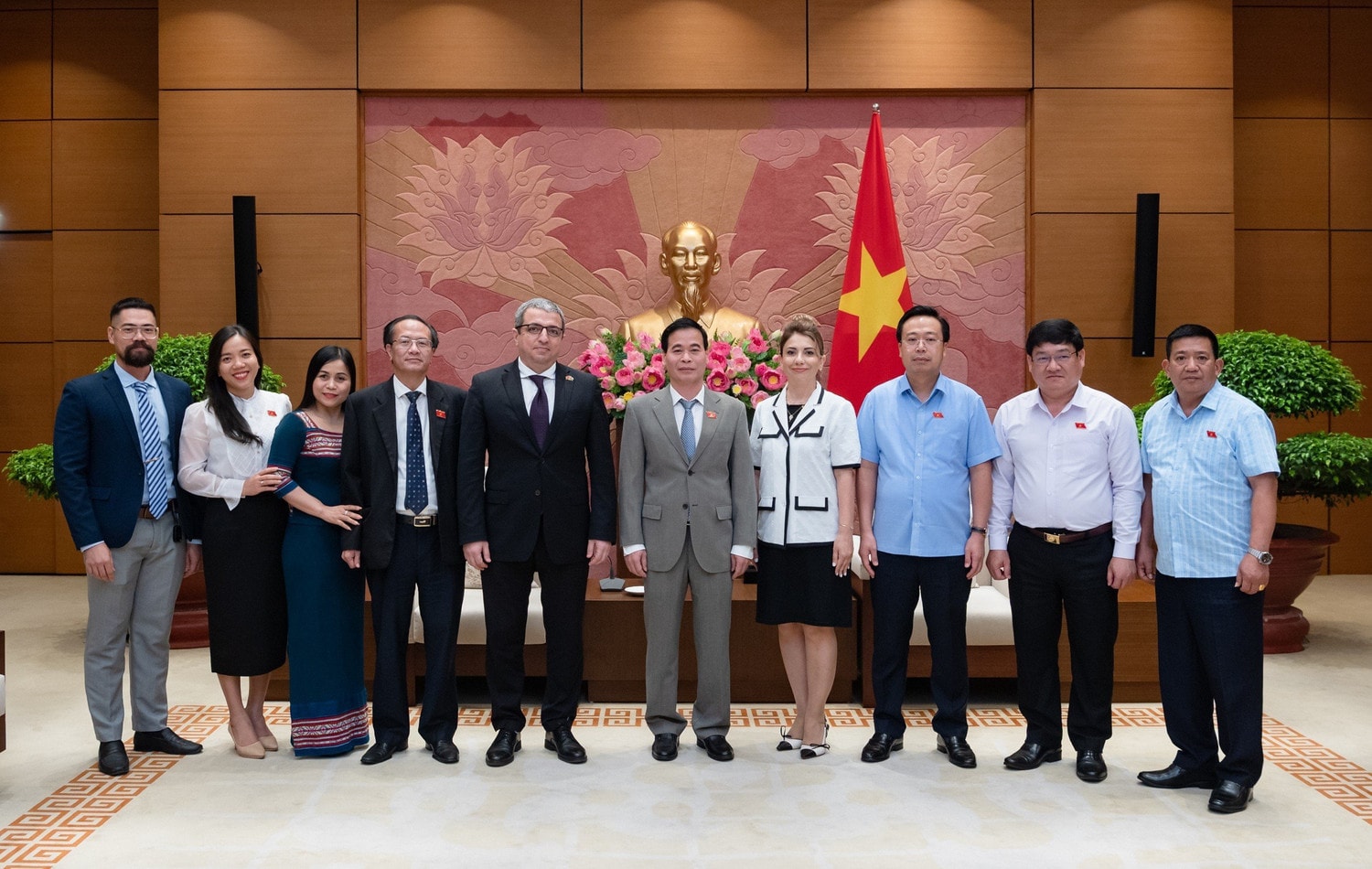 Các đại biểu chụp ảnh lưu noeejm