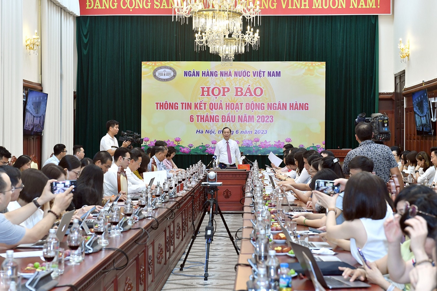 Phó thống đốc: Sốt ruột vì tín dụng tăng chậm nhưng không thể hạ chuẩn cho vay -0