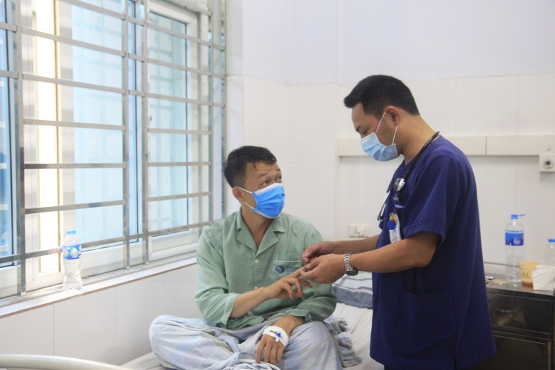 Người đàn ông mắc bệnh hiếm gặp sau khi bị mèo cào -0