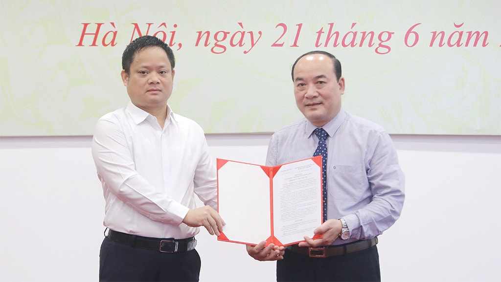 Văn phòng Quốc hội trao quyết định bổ nhiệm Phó Vụ trưởng Vụ Quốc phòng và An ninh -3
