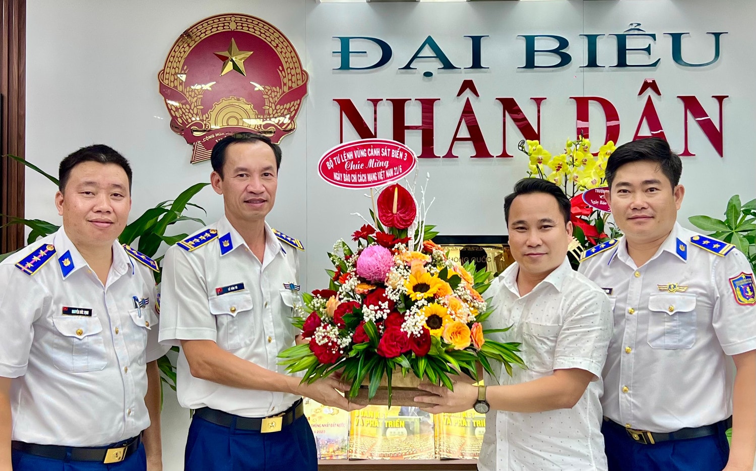 Lãnh đạo Bộ Tư lệnh Vùng Cảnh sát biển 3 thăm, chúc mừng các cơ quan báo chí