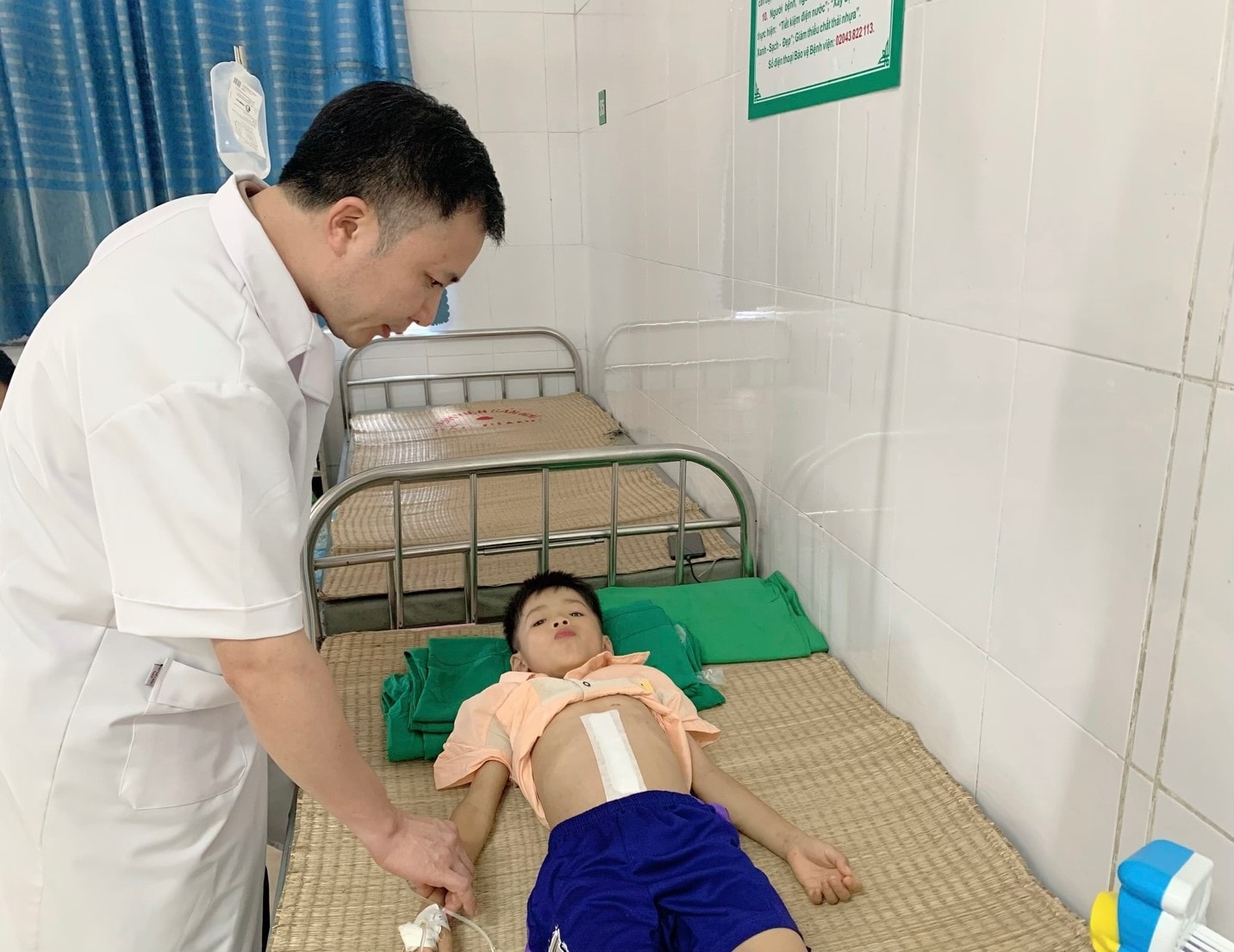 Bị ngã trong vườn nhà, bé trai 8 tuổi phải cấp cứu vì vỡ lá lách độ 4 -0