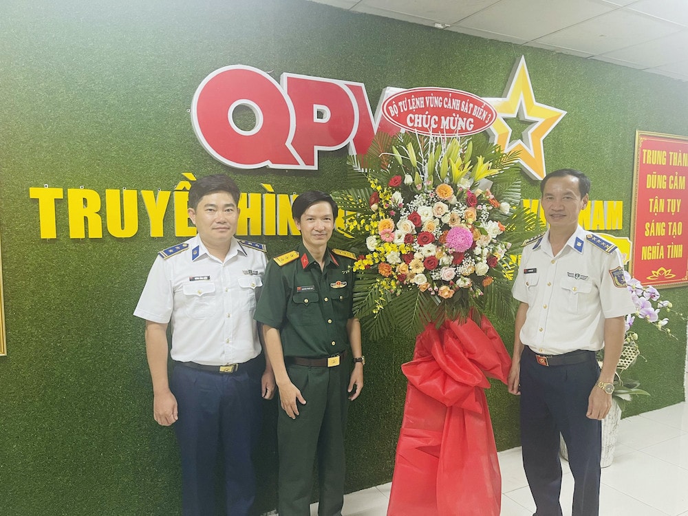 Lãnh đạo Bộ Tư lệnh Vùng Cảnh sát biển 3 thăm, chúc mừng các cơ quan báo chí