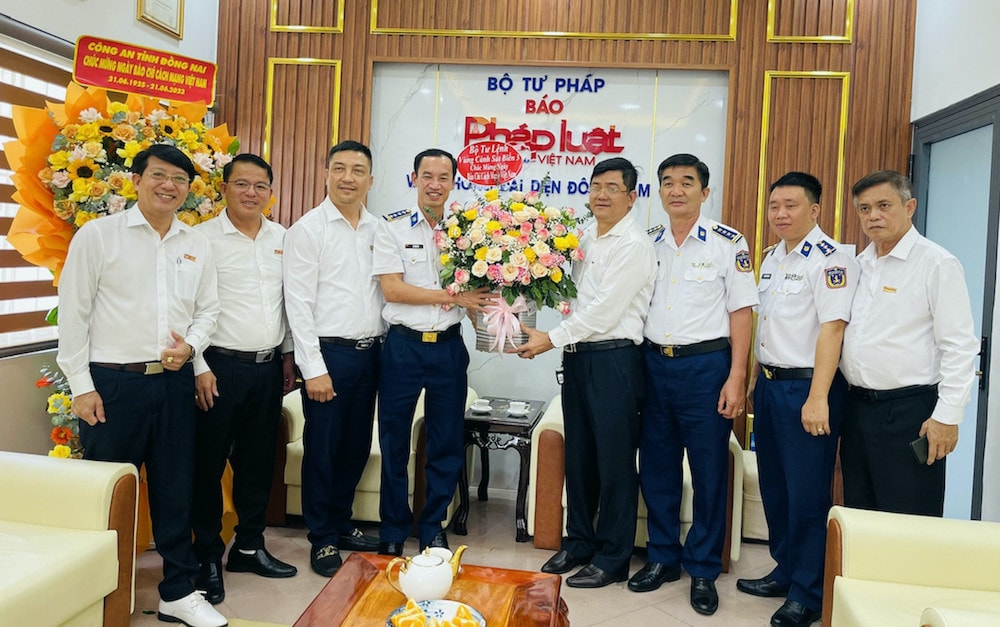 Lãnh đạo Bộ Tư lệnh Vùng Cảnh sát biển 3 thăm, chúc mừng các cơ quan báo chí