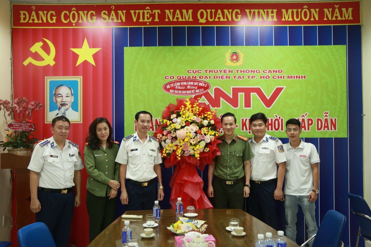 Lãnh đạo Bộ Tư lệnh Vùng Cảnh sát biển 3 thăm, chúc mừng các cơ quan báo chí