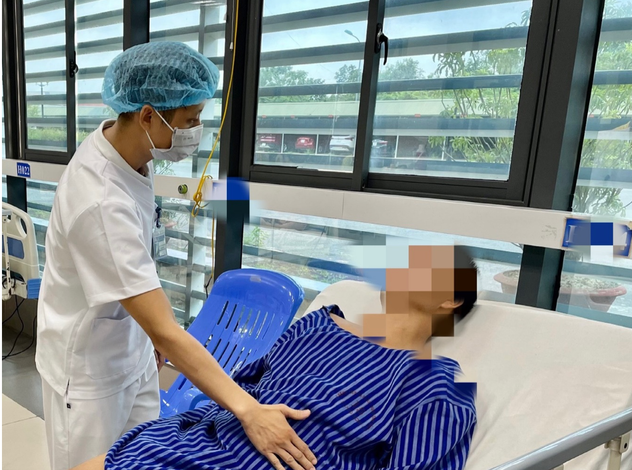 Người đàn ông ngộ độc vì ăn nấm mua ở chợ -0