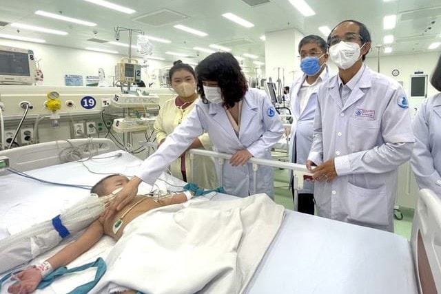 Thứ trưởng Bộ Y tế: Cần phòng bệnh tay chân miệng cho trẻ từ trong nhà trường -0