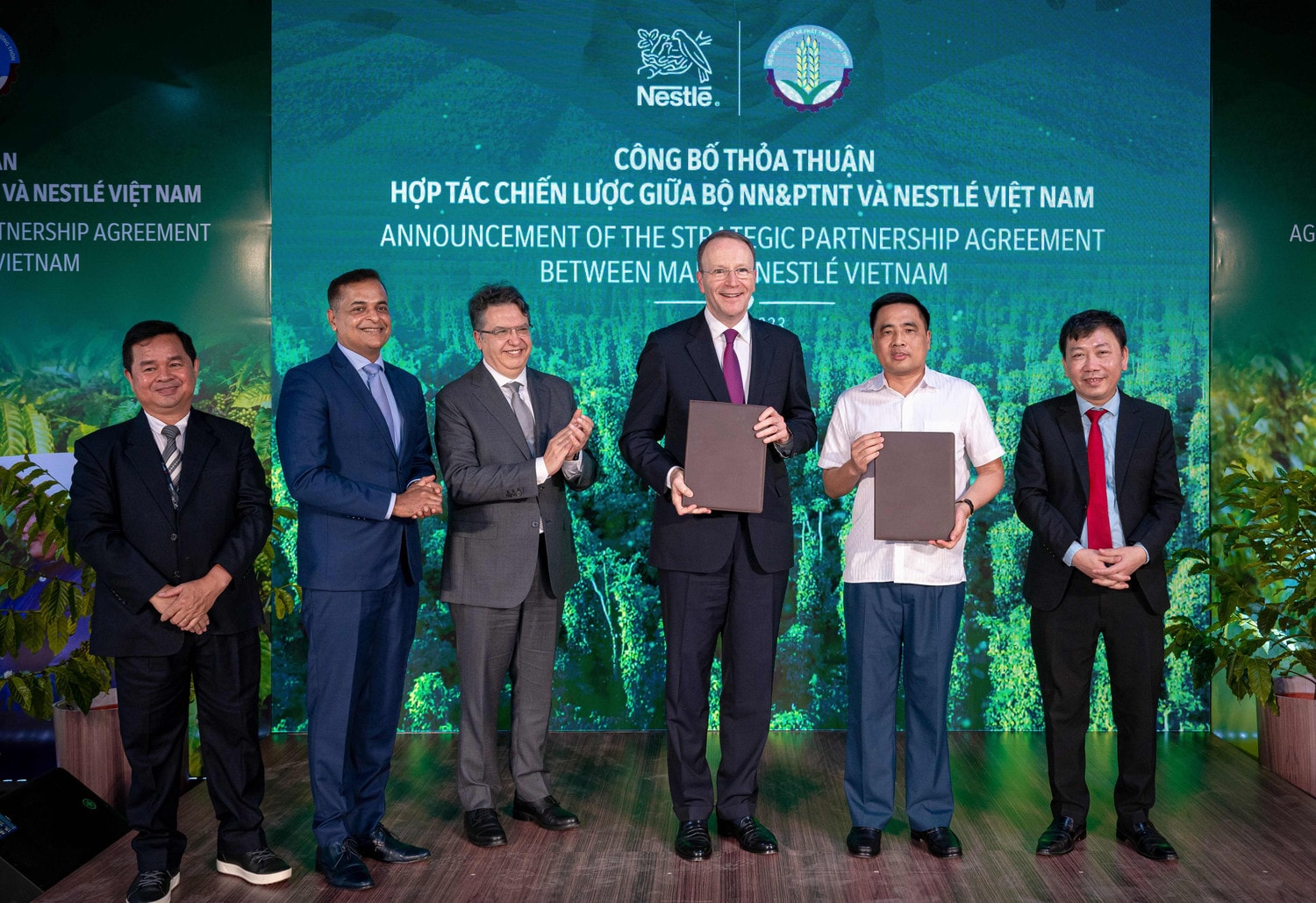 Đại diện lãnh đạo Bộ Nông nghiệp và Phát triển Nông thôn và lãnh đạo Tập đoàn Nestlé tại lễ công bố thỏa thuận hợp tác chiến lược giữa hai bên