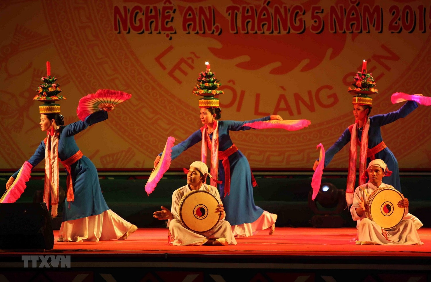 Ngày hội nhằm tôn vinh, phát huy bản sắc văn hóa của đồng bào các dân tộc miền Trung - Ảnh: Thanh Tùng/TTXVN