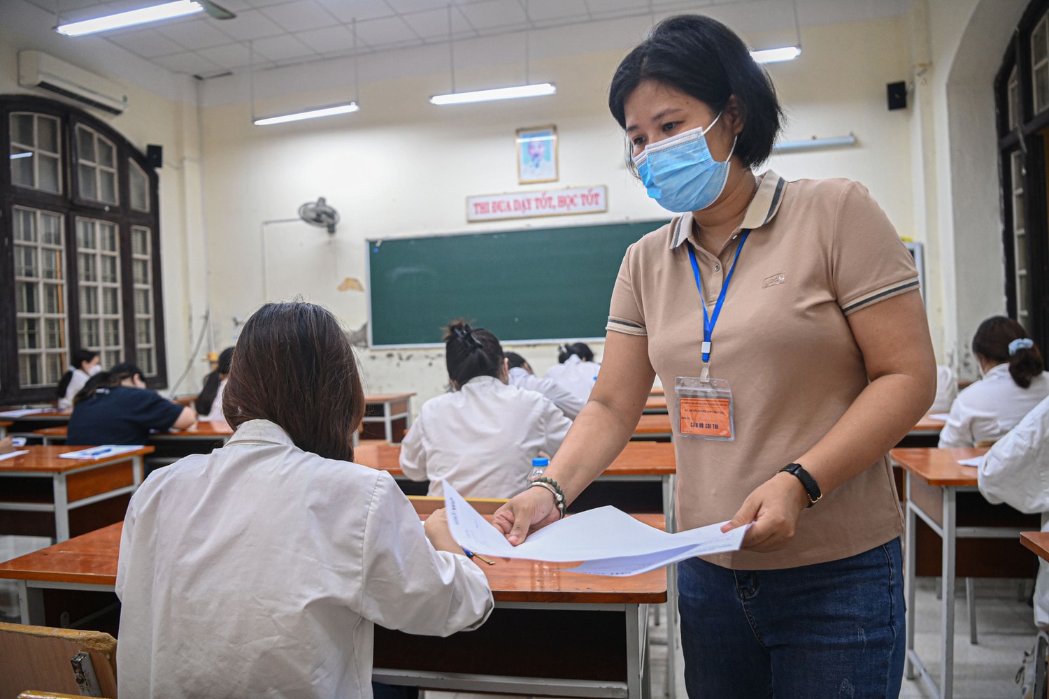 Các địa phương cần tổ chức tập huấn nghiệp vụ thi cho các cán bộ làm công tác thi đúng thời gian và hiệu quả Công tác chuẩn bị Kỳ thi tốt nghiệp THPT 2023 đang diễn ra theo đúng kế hoạch -0