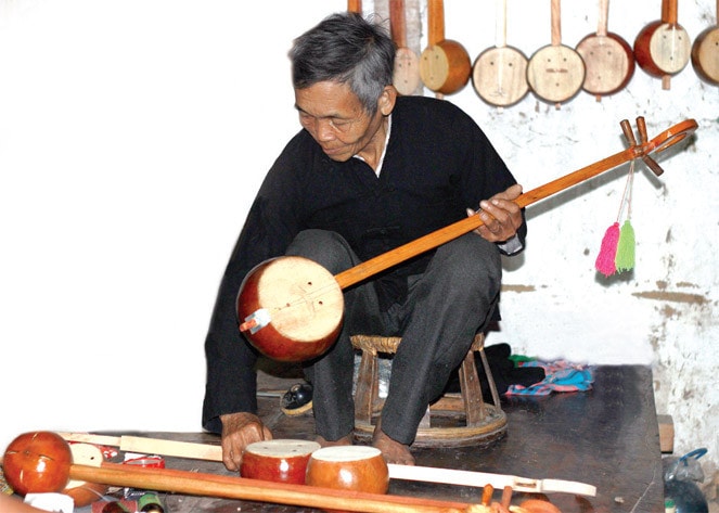 Nghệ nhân Nông Quốc Chấn, bản Phiêng Đanh, xã Mường So, huyện Phong Thổ, Lai Châu, đã làm công việc chế tác đàn tính suốt mấy chục năm nay - Ảnh: Thái Minh