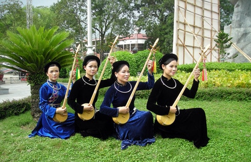 Đàn tính là nhạc cụ không thể thiếu trong đời sống của đồng bào dân tộc Tày, Nùng, Thái - Ảnh: Thái Minh